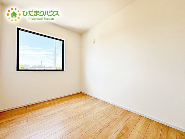 【洋室】 | 水戸市河和田1期　新築戸建　4号棟 | 柔らかい陽光が差し込む明るいお部屋を演出する設計。彩光の取れる窓が気持ちの良いお部屋を創り上げます。