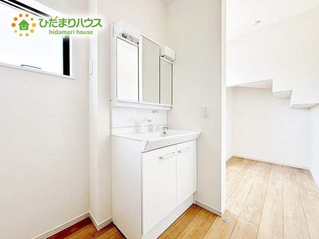 【独立洗面台】 | 水戸市河和田1期　新築戸建　4号棟 | 三面鏡は自分では見えにくいところまで見ることができるので、身だしなみを整える際などにはとても便利です(*^^*)