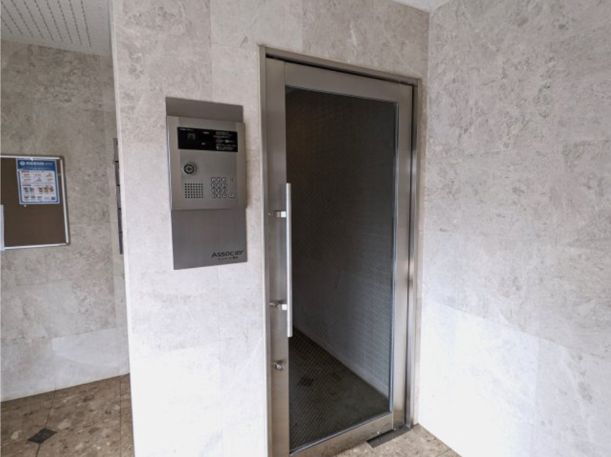 アソシエール駒沢　駒沢公園徒歩圏内　陽当たり良好　最上階のエントランス