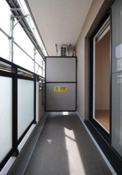 アソシエール駒沢　駒沢公園徒歩圏内　陽当たり良好　最上階のバルコニー