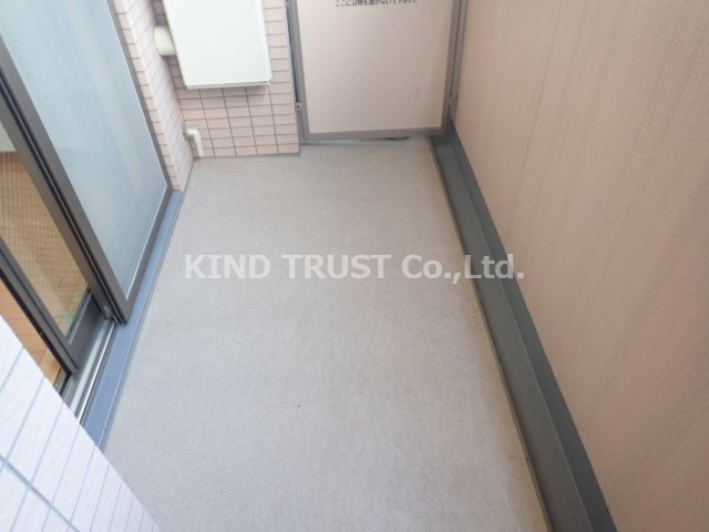 エステムコート梅田茶屋町デュアルスペースのバルコニー|外からの目が気にならないバルコニーで洗濯物が干せます