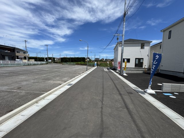 柏市高田新築戸建（高田第７）の前面道路含む現地写真|北側前面道路・幅員約5ｍ
