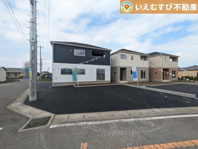 Cradle garden　深谷市武蔵野第2の駐車場|並列3台駐車可能なゆとりのカースペース
複数台車をお持ちでも、お友達が遊びに来てもゆとりの駐車スペース！