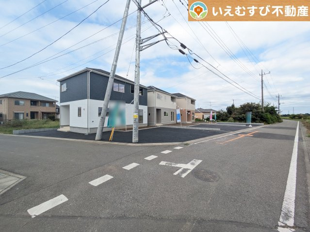 Cradle garden　深谷市武蔵野第2の前面道路含む現地写真|南西角地で開放的
ゆとりの広さの前面道路でお車の出し入れ楽々♪南西角地で日当り良好！
