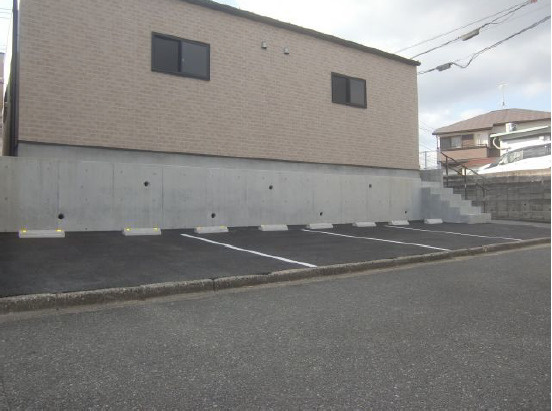 西原技建貸店舗の駐車場