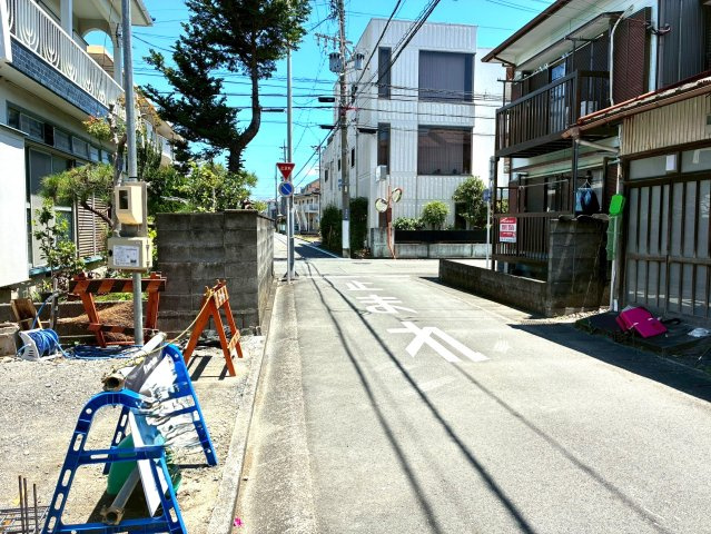 静岡市駿河区中田本町12期　新築戸建　全１棟の前面道路含む現地写真