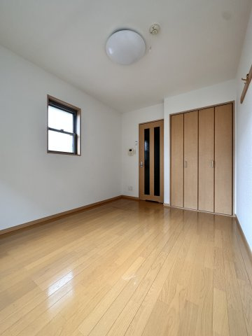 川崎市多摩区三田４丁目のアパートの居間・リビング|別部屋参考写真（反転）