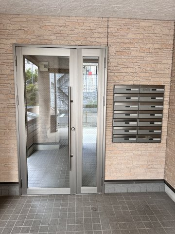 川崎市多摩区三田４丁目のアパートのエントランス