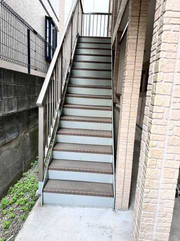 川崎市多摩区三田４丁目のアパートのエントランス