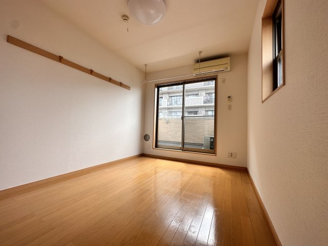 川崎市多摩区三田４丁目のアパートの居間・リビング|別部屋参考写真（反転）