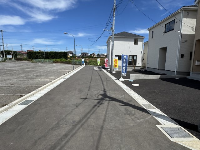 柏市高田新築戸建（高田第７）の前面道路含む現地写真|北側前面道路・幅員約5ｍ