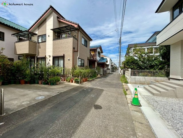 桶川市北9期　新築戸建　Grace01の前面道路含む現地写真