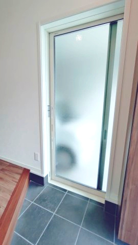 東大阪市御厨南2丁目　中古戸建の内装|玄関から車庫へのドア