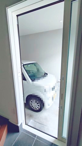 東大阪市御厨南2丁目　中古戸建の内装|玄関から車庫へのドア