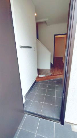 東大阪市御厨南2丁目　中古戸建の玄関