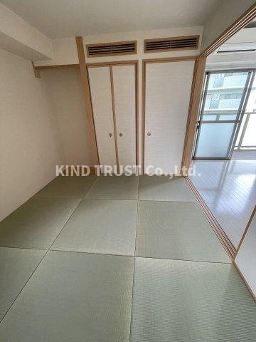 エムズ・レジデンスうめきたの和室|畳の上でゆっくりとくつろげる和室です