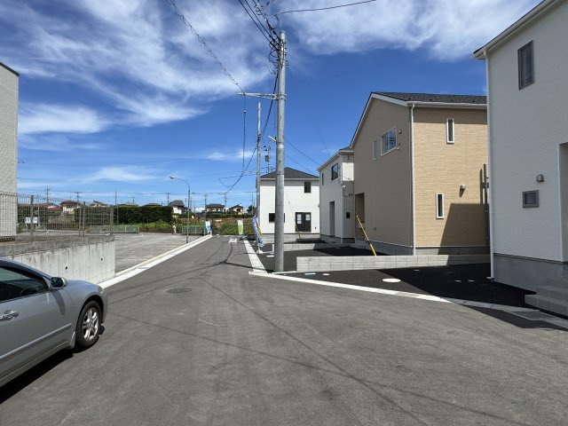 柏市高田新築戸建（高田第７）の前面道路含む現地写真|北側前面道路・幅員約5ｍ