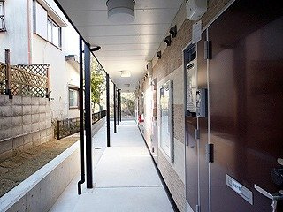 レオパレス自由が丘本町の玄関
