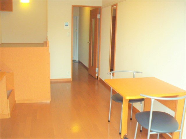 三木市福井２丁目のアパートの居間・リビング