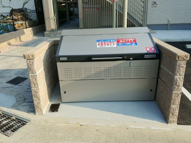 神戸市西区玉津町上池のアパートのその他|ダストボックスにごみを捨てるため、綺麗に使っていただけます。