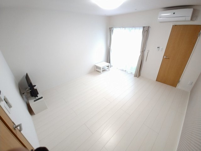 クレイノ修の居間・リビング|白を基調としているので、どんなお部屋にも変身できます♪