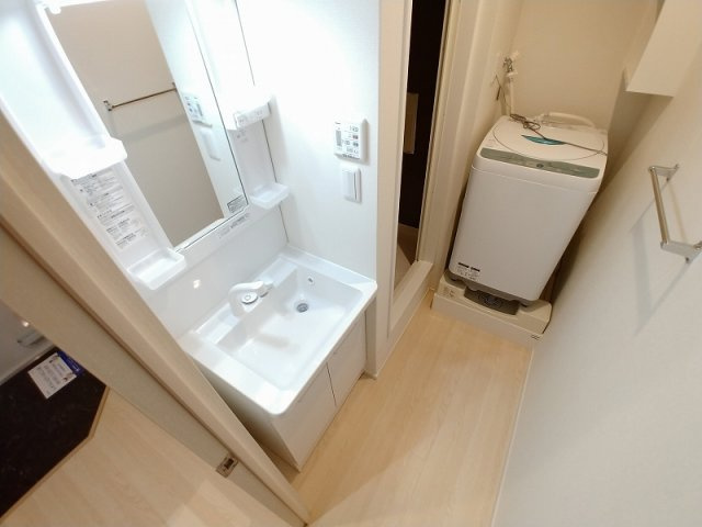 神戸市西区玉津町上池のアパートの内装|お風呂場周辺：洗濯機や独立洗面台つき