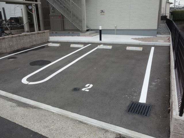 クレイノ修の駐車場
