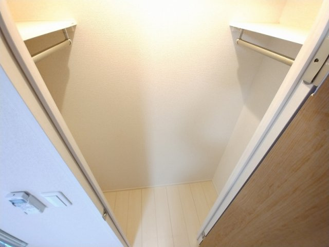 神戸市西区玉津町上池のアパートの内装|収納はウォークインクローゼットあり