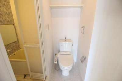 【トイレ】 | レクシア鶴ヶ丘 | 温水洗浄便座付き☆上部に収納棚もあります。