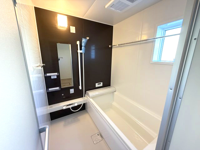 リナージュ前橋大利根町2丁目24-2期　2号棟　新築戸建のキッチン|人気のカウンターキッチン採用です☆
コンロも３口ご用意しています！調理スペースも広くストレスなくお料理できます。
浄水器つきなので美味しいお水も飲めますよ♪
収納も沢山ご用意しています。