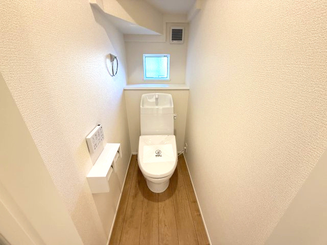 リナージュ前橋大利根町2丁目24-2期　2号棟　新築戸建の居間・リビング|18帖リビング♪人気の対面式キッチンを配した空間はお好みの家具も合わせやすく、家族がくつろぐ快適な空間造りをサポート。窓からは明るい陽光が差し込みます。