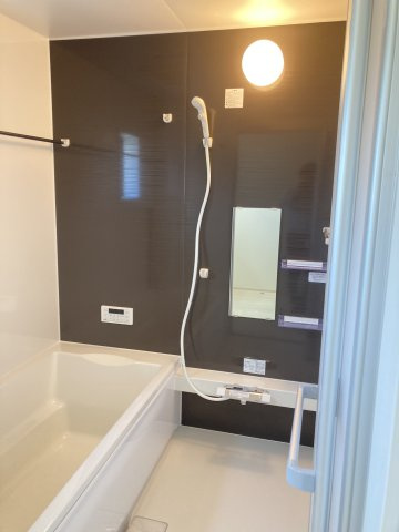 リナージュ前橋大利根町2丁目24-2期　2号棟　新築戸建の浴室|１坪タイプのフルオートバスです！
足を延ばして入れる広さなので一日の疲れも癒されますよ♪
室内物干しや浴室乾燥機もあるのでお天気の悪い日にはランドリースペースとしてもご利用できます！