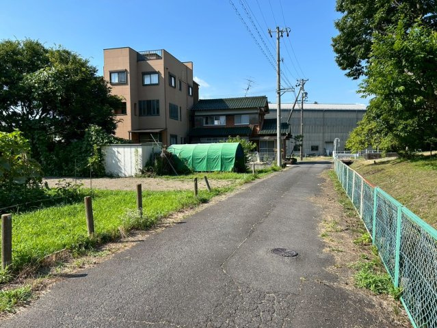 売土地　羽島郡笠松町江川　245.32坪の前面道路含む現地写真