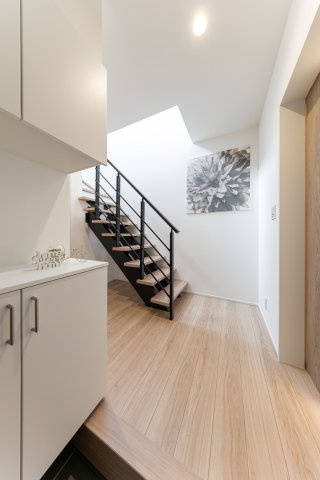 倉敷市連島中央　ウィズライフ連島中央７号地の玄関|吹抜けになっておりシャンデリア照明でホテルエントランスのような雰囲気です。