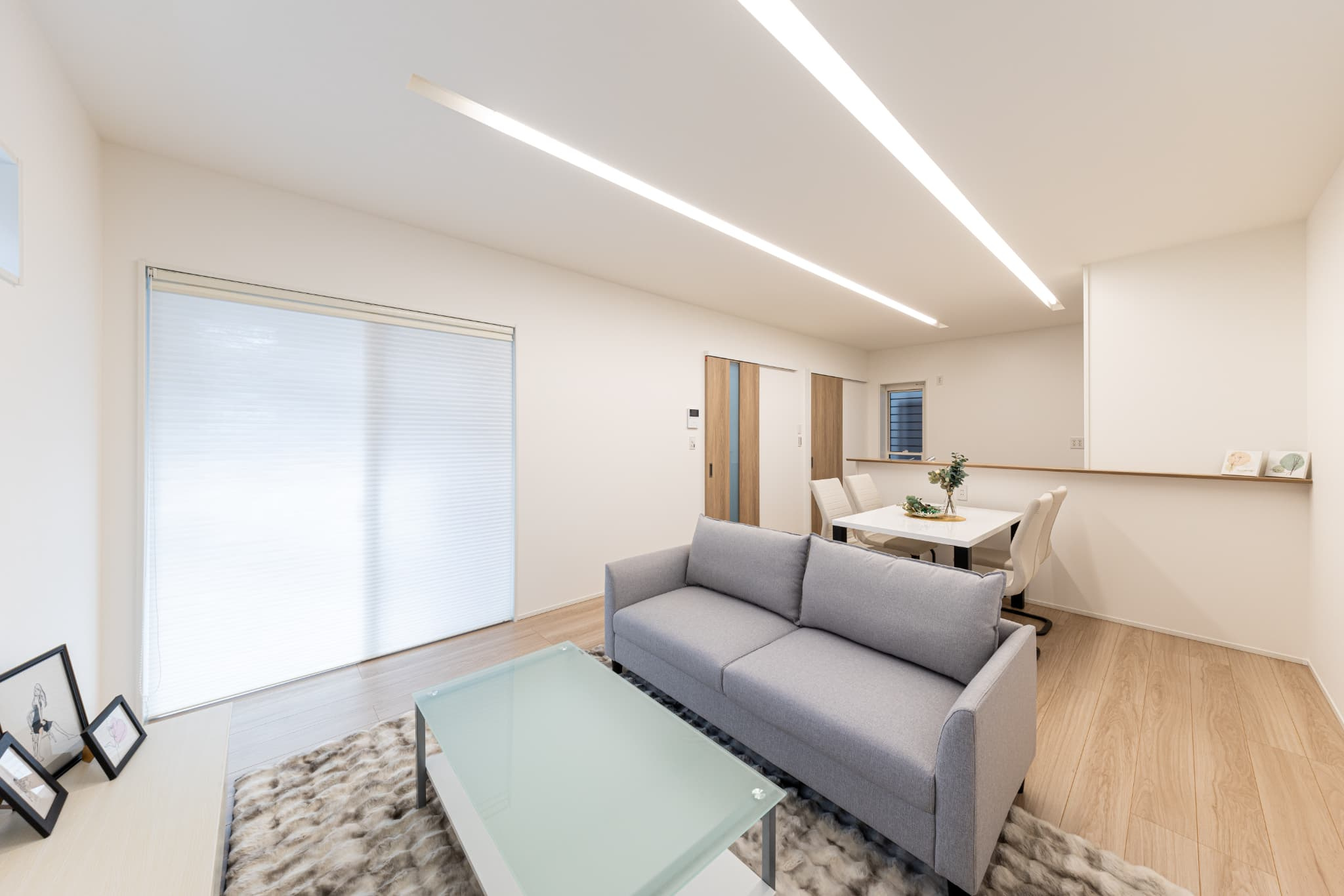 倉敷市連島中央　ウィズライフ連島中央７号地の居間・リビング|間接照明が落ち着いた空間を作ります。