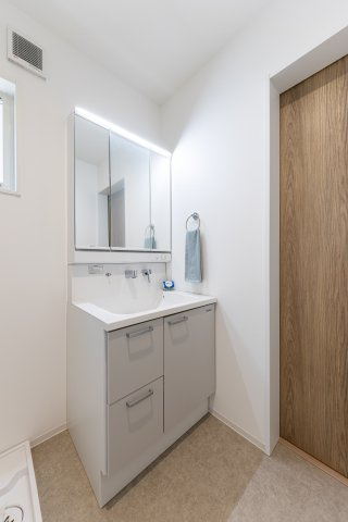 倉敷市連島中央　ウィズライフ連島中央７号地の独立洗面台|昇降機能付き室内物干しが付いています。