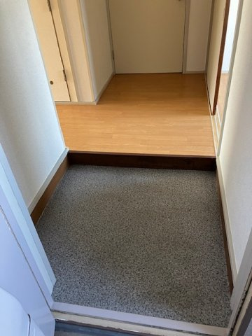 兵庫県公社　播磨本荘３号棟の玄関|収納もある玄関です