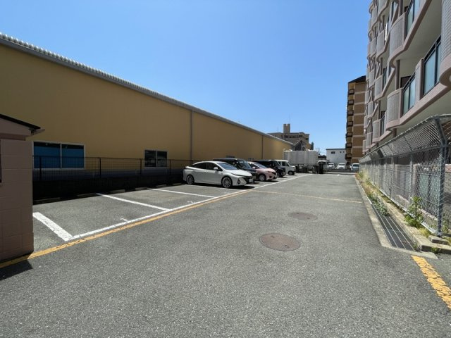 イーストヒル長田の駐車場