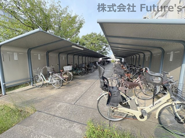 パークフィールドみさと五街区一号館の駐車場|屋根付きの駐輪場（要空き・料金確認）