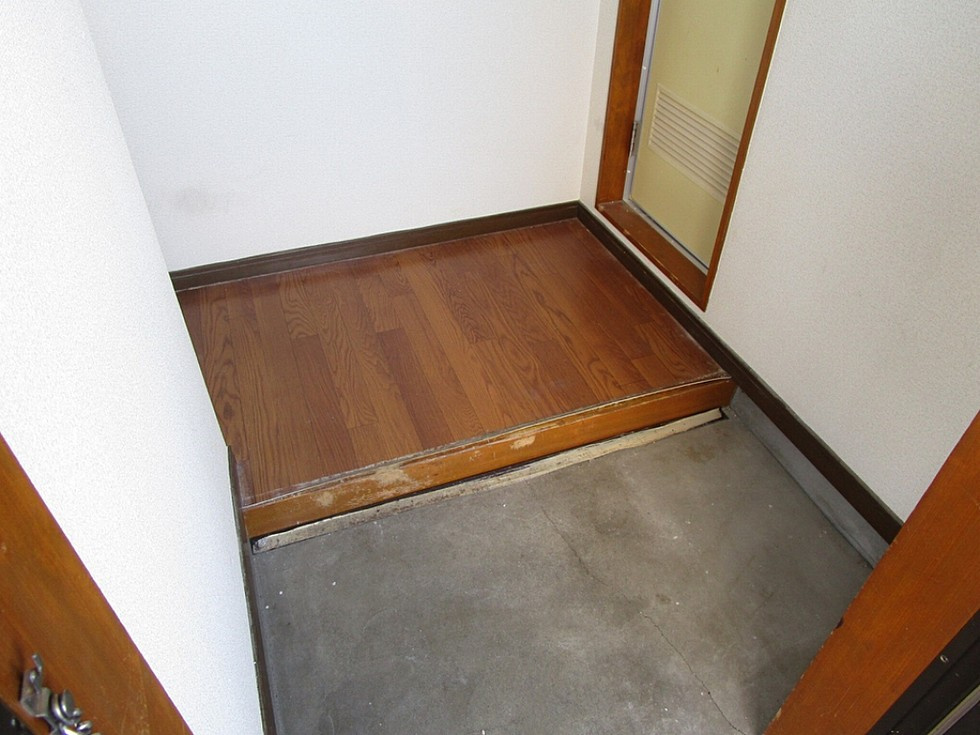 オークスハイツ【キャッシュバック対象】の玄関|収納もある玄関です