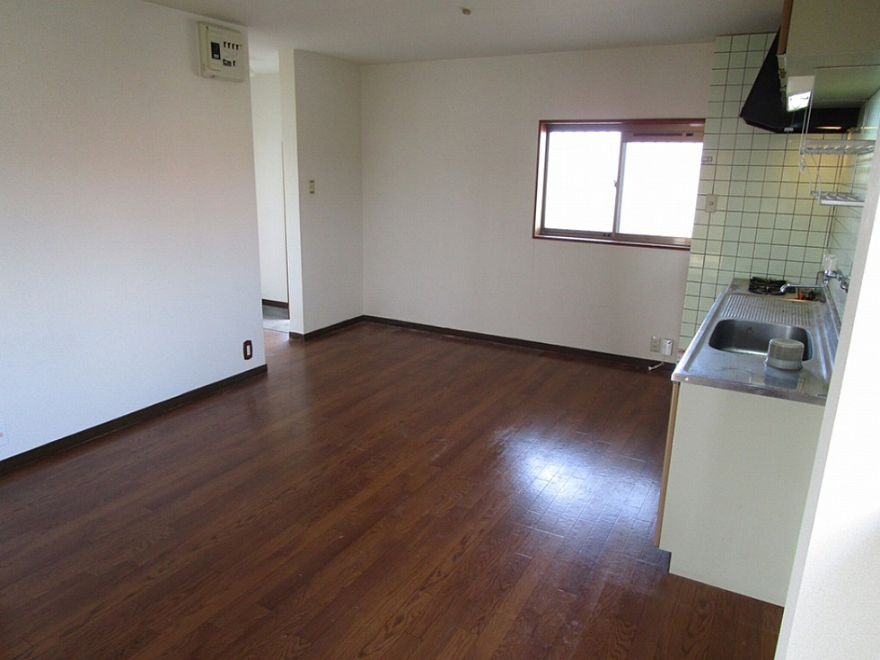 オークスハイツ【キャッシュバック対象】の居間・リビング|明るい色調の室内です