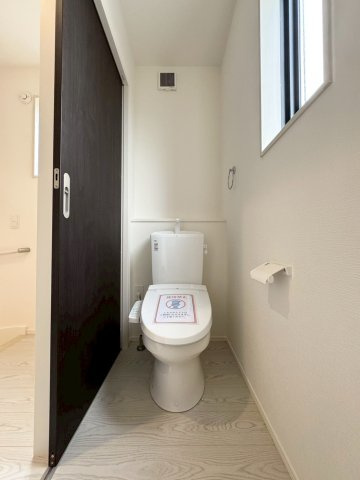 ーBloomーブルームー小倉南区下曽根4丁目4期　【小倉南区　新築戸建て】のトイレ|窓があるため、常に新鮮な空気を取り入れることができ、臭いがこもりにくいです　【小倉南区　新築戸建て】