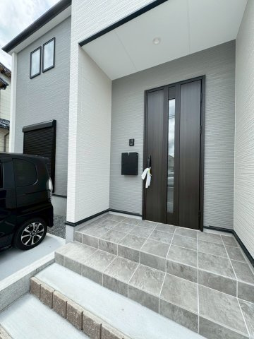 ーBloomーブルームー小倉南区下曽根4丁目4期　【小倉南区　新築戸建て】の玄関|玄関は鍵の開閉が簡単で、防犯性にも優れています。　【小倉南区　新築戸建て】