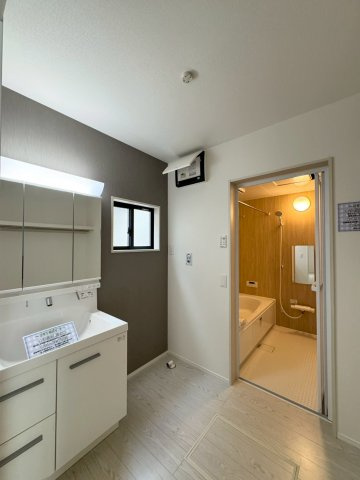 ーBloomーブルームー小倉南区下曽根4丁目4期　【小倉南区　新築戸建て】の独立洗面台|鏡の裏側にも収納があり、化粧品などをすっきり収納できます。　【小倉南区　新築戸建て】