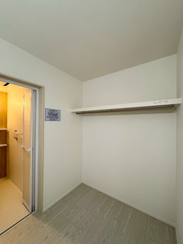 ーBloomーブルームー小倉南区下曽根4丁目4期　【小倉南区　新築戸建て】の脱衣所|洗濯物をその場でハンガーにかけたり、たたんだりして収納できるため、家事の移動距離が短くなり、効率がよくなります♪　【小倉南区　新築戸建て】