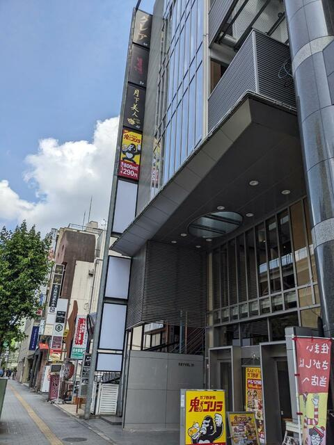 レイヴェル３１の周辺|大通り沿い、袖看板あり 