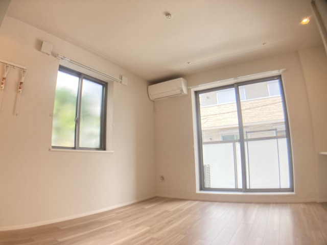 クレアウッドの居間・リビング|★キレイなフローリングの角部屋です★