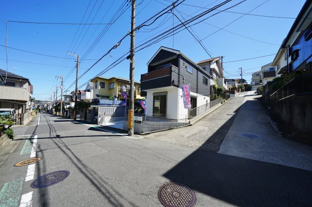 【横浜市旭区金が谷1丁目36-1新築戸建て】★仲介手数料無料★（笹野台小学校・希望が丘中学校）の前面道路含む現地写真