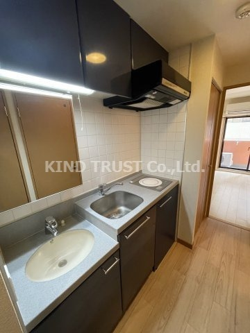 プレサンス梅田フロンティアのキッチン|コンパクトなキッチンで掃除もラクラク