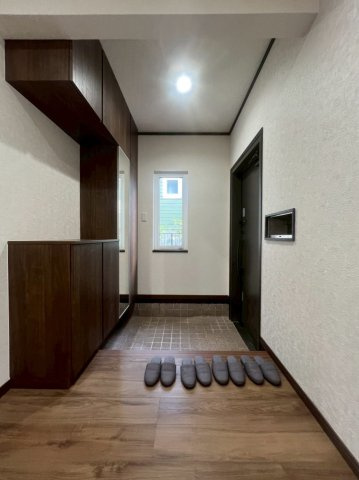 藤野4条5丁目の玄関|お出かけ前の身だしなみチェックができる全身鏡付き！